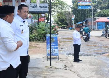 Bupati Merangin M Syukur Tinjau Jalan  Rangkayo Hitam Yang Rusak
