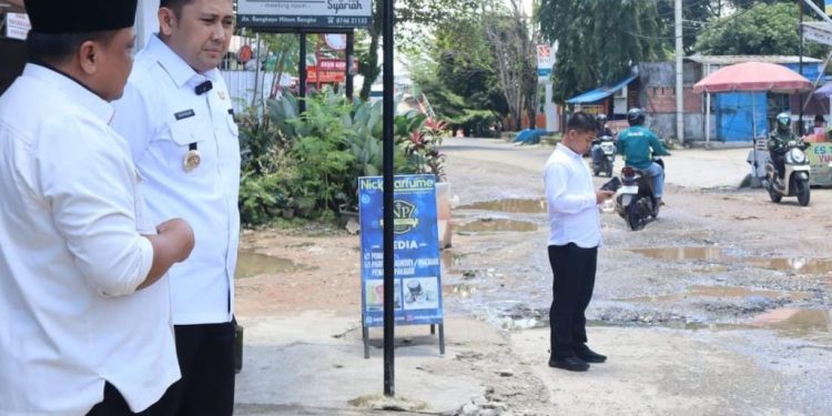 Bupati Merangin M Syukur Tinjau Jalan  Rangkayo Hitam Yang Rusak