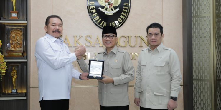 Temui Jaksa Agung, Menteri Desa Yandri Laporkan Dugaan Penyimpangan Dana Desa 