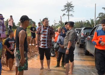 Bupati Merangin M Syukur Pantau Kondisi Jalan di Musim Hujan