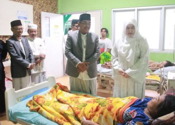 Bupati Tanjung Jabung Barat Kunjungi Pasien RS KH. Daud Arif Usai Salat Idul Fitri, Berikan Tali Asih dan Doa Kesembuhan
