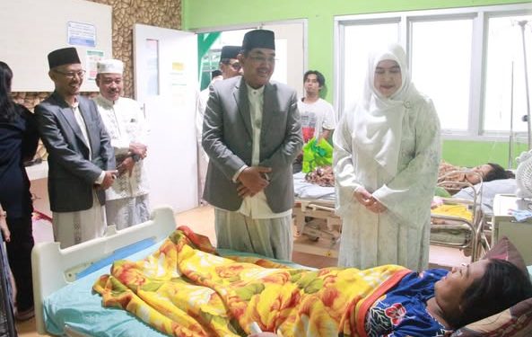 Bupati Tanjung Jabung Barat Kunjungi Pasien RS KH. Daud Arif Usai Salat Idul Fitri, Berikan Tali Asih dan Doa Kesembuhan