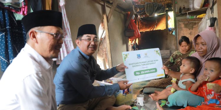 Sentuhan Humanis Bupati Tanjab Barat, Bantu Janda Lima Anak Miliki Rumah Layak Huni