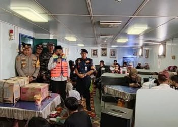 Bupati Tanjab Barat Lepas Pemudik Gratis ke Batam di Pelabuhan Roro