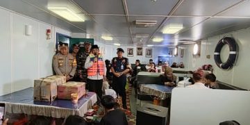 Bupati Tanjab Barat Lepas Pemudik Gratis ke Batam di Pelabuhan Roro