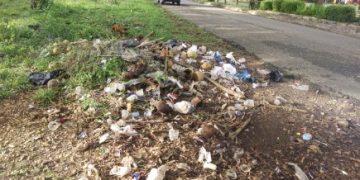 Sampah Menumpuk  di Pinggir Jalan Jalur Tiga di Eks Taman PKK Merangin Belum di bersihkan