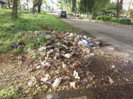 Sampah Menumpuk di Pinggir Jalan Jalur Tiga di Eks Taman PKK Merangin Belum di bersihkan