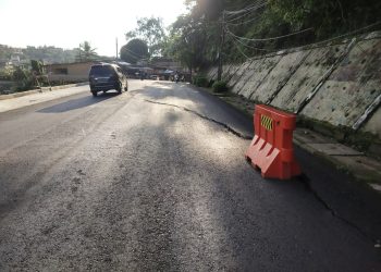 Jalan Lintas Sumatera di Tikungan Bukit Tiung Kabupaten Merangin Semakin Parah, Selain Aspal Retak Tanah Juga Turun