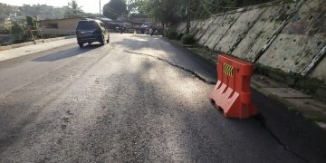 Jalan Lintas Sumatera di Tikungan Bukit Tiung Kabupaten Merangin Semakin Parah, Selain Aspal Retak Tanah Juga Turun