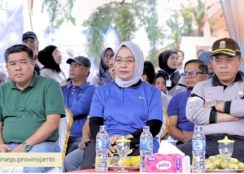 Kadis PUPR Muzakir Dampingi Al Haris Buka Lomba Pacu Perahu dan Perahu Hias