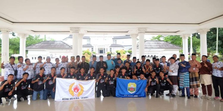 Sekda Muaro Jambi Lepas Tim Kesebelasan Bertanding di Gubernur Cup