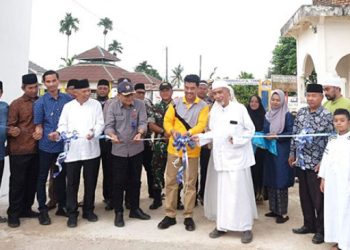 Pj. Bupati Raden Najmi Resmikan Gapura dan MCK Ponpes Al Faqih Kasang Pudak
