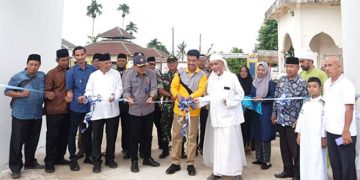 Pj. Bupati Raden Najmi Resmikan Gapura dan MCK Ponpes Al Faqih Kasang Pudak