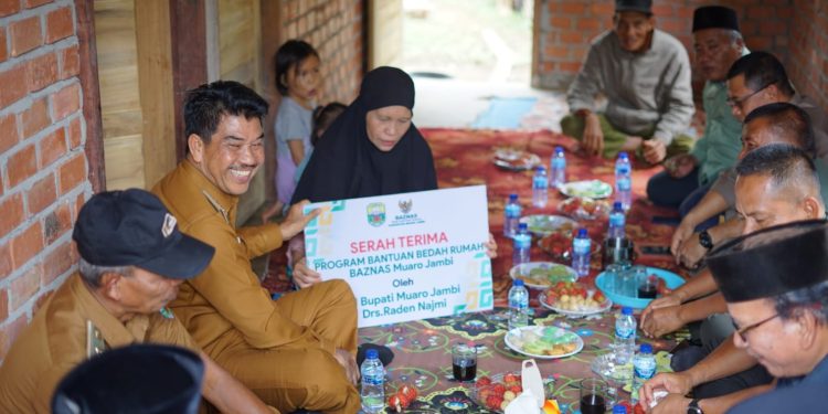 Raden Najmi Serahkan Bantuan Bedah Rumah ke Warga Sekernan dan Jaluko