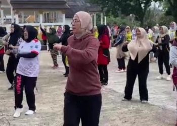 Senam Lansia dilaunching, Warga Antusias Ikuti Senam dipandu Hesnidar Haris beserta Istri Bupati dan Wabup Merangin