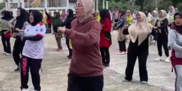 Senam Lansia dilaunching, Warga Antusias Ikuti Senam dipandu Hesnidar Haris beserta Istri Bupati dan Wabup Merangin