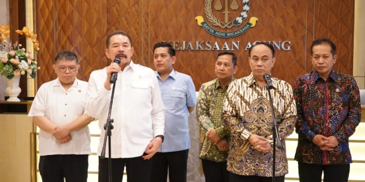 Jaksa Agung Terima Kunjungan Menteri Koperasi Bahas Pengawalan Program 80.000 Koperasi Merah Putih