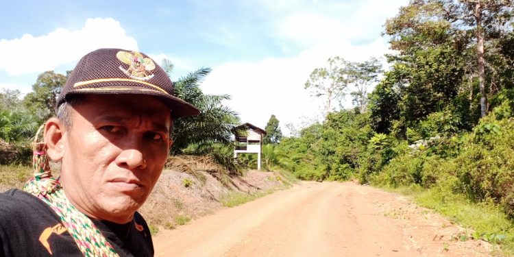 Pemdes Rantau Limau Manis Kecamatan Tabir Ilir Merangin Perbaiki Jalan Rusak Menuju Desa Tetangga dengan Swadaya