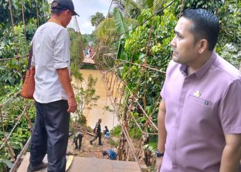 Jembatan Rusak yang Sedang Diperbaiki dilewati Guru dan Siswi, Bupati Merangin : Sudah Disiapkan Jalan Alternatif dari Awal