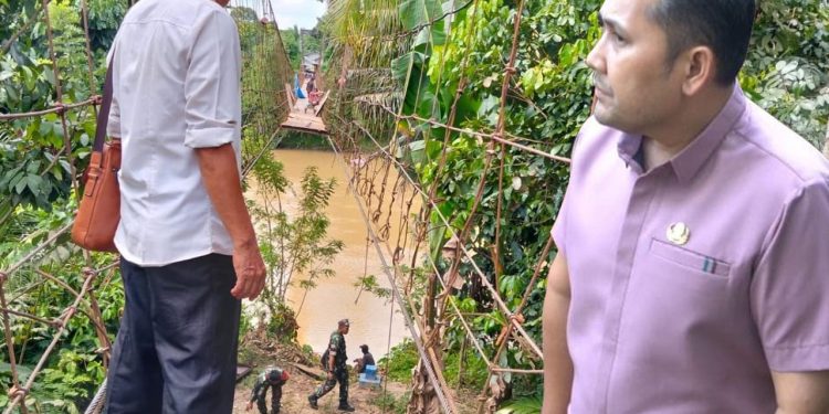 Jembatan Rusak yang Sedang Diperbaiki dilewati Guru dan Siswi, Bupati Merangin : Sudah Disiapkan Jalan Alternatif dari Awal