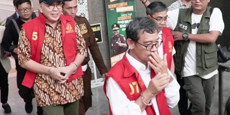 Kejaksaan Tinggi Palembang Serahkan 5 Tersangka Beserta Barang Bukti Tahap II Kasus Korupsi Perkebunan Sawit Ke JPU