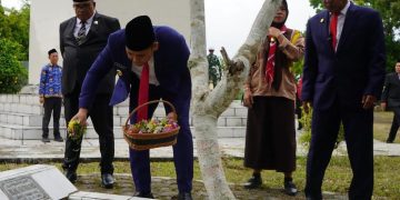 Peringati Harkitnas, Bupati Merangin dan Rombongan Tabur Bunga di Makam Pahlawan Patriot Bhakti