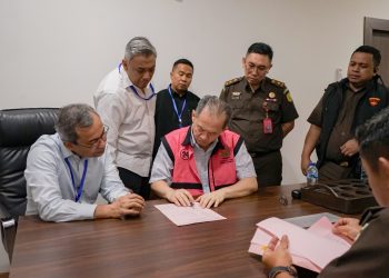 Tim Penyidik JAM PIDSUS Kejagung Serahkan 9 Tersangka dan Barang Bukti Tahap II Ke JPU Perkara Korupsi Impor Gula