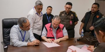 Tim Penyidik JAM PIDSUS Kejagung Serahkan 9 Tersangka dan Barang Bukti Tahap II Ke JPU Perkara Korupsi Impor Gula