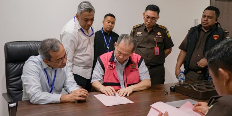Tim Penyidik JAM PIDSUS Kejagung Serahkan 9 Tersangka dan Barang Bukti Tahap II Ke JPU Perkara Korupsi Impor Gula