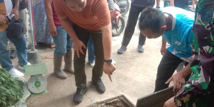Bersihkan Sampah, Bupati Merangin H M Syukur Lakukan Gotong Royong di Pasar Baru Bangko