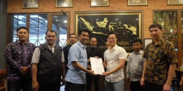 Pj Bupati Muaro Jambi Serahkan SK Calon Penerima Pembangunan Kebun Kelapa Sawit Masyarakat