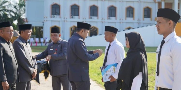 Bupati H M Syukur serahkan 252 SK CPNS Merangin 2024 