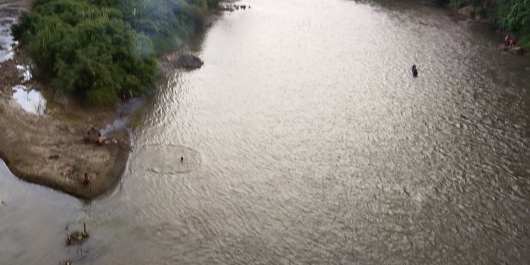 Air Sungai Merangin Surut dan Jernih, Anak-Anak Bermain. Sungai Batang Masumai Masih Keruh