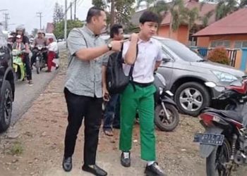 Bupati Merangin H M Syukur Antar Anak ke Sekolah 