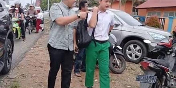 Bupati Merangin H M Syukur Antar Anak ke Sekolah 