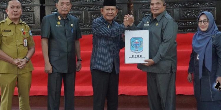 Fraksi-Fraksi Dewan Merangin sampaikan Pandangan Umum Terhadap Ranperda APBD 2024 di Rapat Paripurna