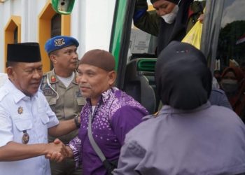 Kedatangan Jamaah Haji Kabupaten Merangin Kloter 18 disambut Wabup  Khafidh Moein 