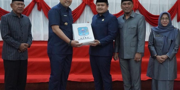 Bupati H M Syukur Dengarkan Pandangan Umum Fraksi-Fraksi Dewan Terhadap Ranperda RPJPD Merangin Tahun 2025-2029