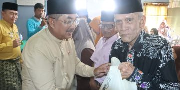 Bupati Tanjab Barat Serahkan 297 Paket Sembako di Kampung Nelayan dalam Rangka HUT RI ke-80 dan Hari Jadi ke-60 Kabupaten