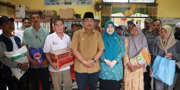Bupati dan Ketua TP-PKK Tanjab Barat Salurkan Bantuan Korban Puting Beliung