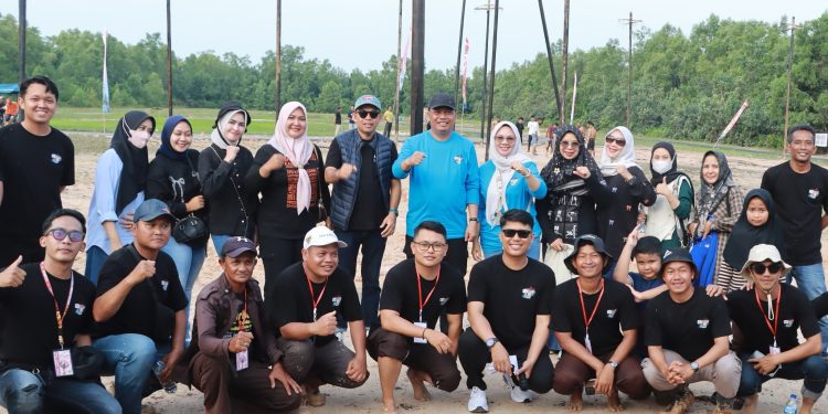 Wabup Katamso Turut Meriahkan Lomba Panjat Pinang HUT RI dan Hari Jadi Kabupaten Tanjab Barat