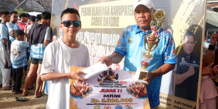 Dewan Muarojambi Saksikan Lomba Perahu Naga