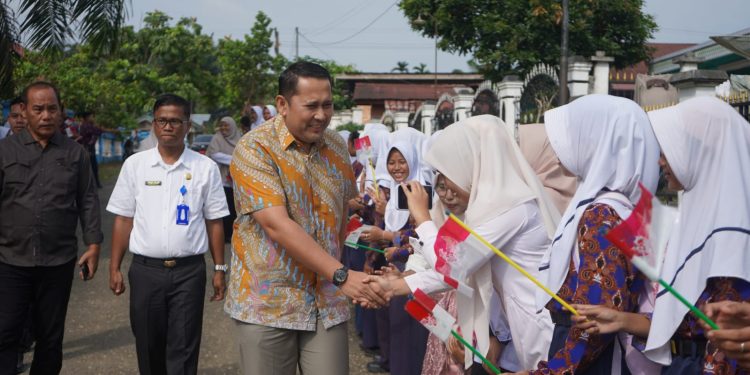 Bupati Merangin M.Syukur Salurkan Perlengkapan Sekolah Gratis, Kepsek Diminta Antar ke Rumah Siswa