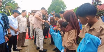 Bupati Merangin M. Syukur Salurkan  Perlengkapan Sekolah Gratis di Pamenang Barat 