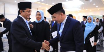 Menag Serahkan Keppres Penetapan Anggota BAZNAS kepada Dirjen Bina Keuda Agus Fatoni 