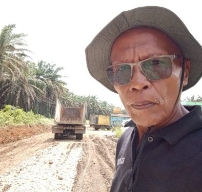 Tampung Aspirasi Masyarakat, H. Sukar Anggota DPRD Merangin Dapil III Pamenang Perbaiki Jalan Gunakan Dana Pribadi