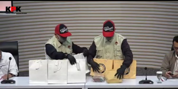 KPK Tetapkan Bupati dan Sekda Cilacap Tersangka Korupsi Pemerasan THR