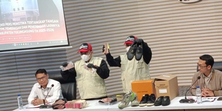 OTT di Tulungagung, KPK Tetapkan Bupati Gatut Sunu Wibowo dan Ajudan Sebaga Tersangka Pemerasan