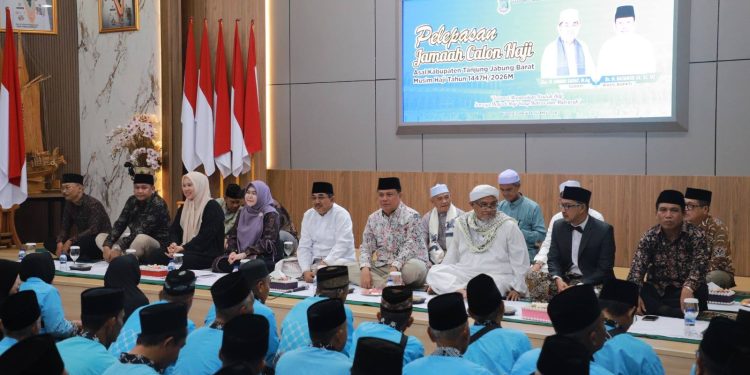Lepas 376 Calon Jemaah Haji, Bupati Anwar Sadat Titip Doa untuk Tanjab Barat dan Tuan Guru