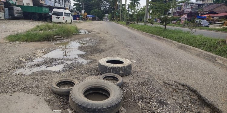 Lama Belum diperbaiki, Jalan Rusak Berlubang di Jalur Tiga Kota Bangko Kabupaten Merangin dikeluhkan Pengendara
